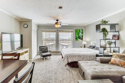 une chambre avec un lit, une télévision et un canapé dans l'établissement Near Hiking and Biking Mtn-View Brian Head Studio!, à Brian Head