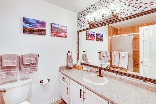 une salle de bain avec un lavabo, des toilettes et un miroir dans l'établissement Near Hiking and Biking Mtn-View Brian Head Studio!, à Brian Head