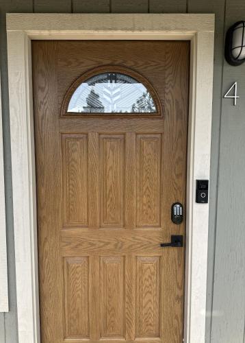 eine Holztür mit einem Fenster an einem Haus in der Unterkunft HNC0617 - Stagecoach Summit Retreat condo in Stateline