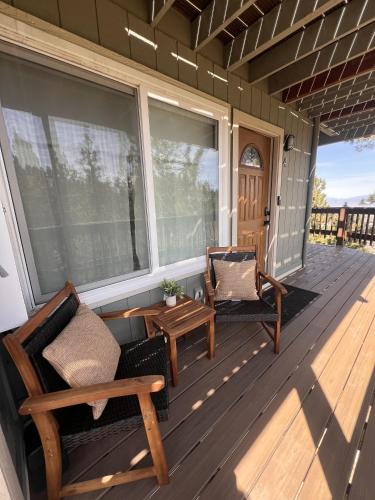 eine Veranda mit zwei Stühlen und einem Tisch in der Unterkunft HNC0617 - Stagecoach Summit Retreat condo in Stateline