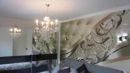 eine Treppe mit einem Kronleuchter in einem Zimmer in der Unterkunft Enjoyit-WS in Velden am Wörthersee
