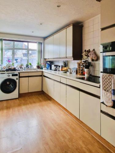 Η κουζίνα ή μικρή κουζίνα στο Cosy Single Bed In Morden London