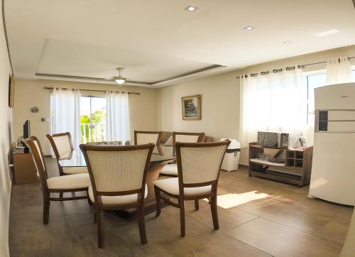 a living room with a dining room table and chairs at Moradas do Campeche CSABC in Florianópolis