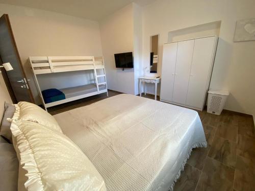 a bedroom with a large white bed in a room at Dante home 2 in Ceparana