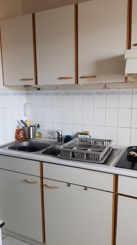 - un comptoir de cuisine avec évier et vaisselle dans l'établissement 2 bedroom apartment, beautiful view, à Arcachon