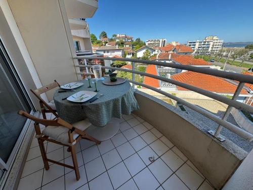 d'une table et d'une chaise sur un balcon avec vue. dans l'établissement 2 bedroom apartment, beautiful view, à Arcachon