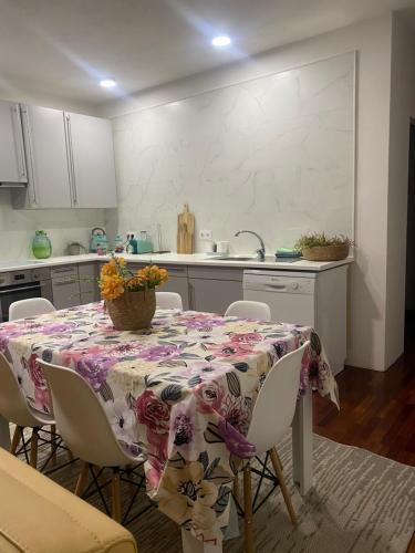 cocina con mesa y mantel con flores en Casa da Cesta, en Celorico de Basto