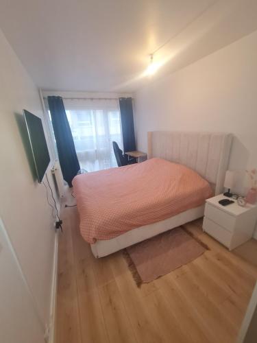 a small bedroom with a bed and a window at Belle appartement cocooning Proche Paris et Aéroport Charles de Gaulle in Livry-Gargan