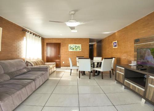 a living room with a couch and a table at Moradas do Campeche CSABC in Florianópolis