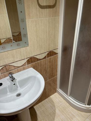 a bathroom with a sink and a shower at Apartamento Vacacional Oropesa del Mar primera línea in Oropesa del Mar