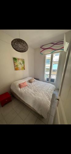 une chambre avec un lit blanc et une fenêtre dans l'établissement Two bedroom Apartment to rent in Nice, à Nice