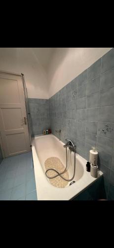 La salle de bains est pourvue d'une baignoire avec un tuyau. dans l'établissement Two bedroom Apartment to rent in Nice, à Nice