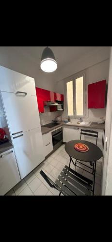 une cuisine avec une table et une petite table. dans l'établissement Two bedroom Apartment to rent in Nice, à Nice