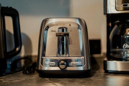 a toaster sitting on top of a counter at Departamento Rosa & Chocolate 8A in Matehuala