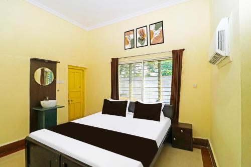 Un dormitorio con una cama grande y una ventana. en HOTEL O OXY RUDRA INN, en Ranchi