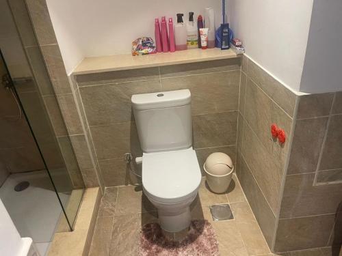 La salle de bains est pourvue de toilettes avec une étagère sur le mur. dans l'établissement 1 Bedroom Ground in Marassi Marina 1, à El Alamein