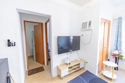 Lapu Lapu CityにあるTropical 2BR with Pool & Walk to Beach entry to white sandのギャラリーの写真