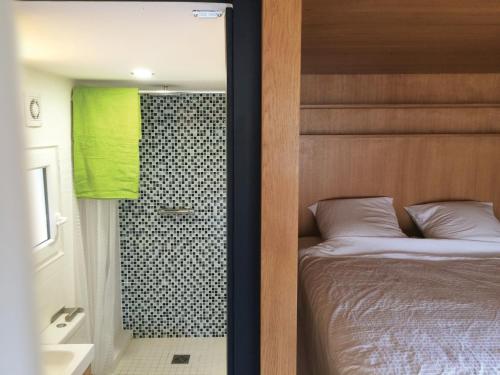 En eller flere senge i et værelse på Ô51