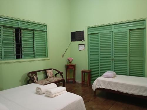 Postel nebo postele na pokoji v ubytování hospedagem casa da waldir, quarto suíte 01