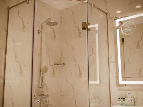 Ein Badezimmer in der Unterkunft Hotel Opera