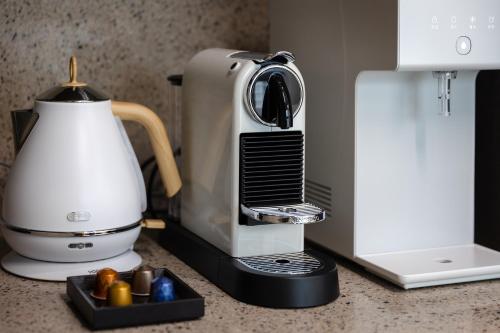 a coffee maker sitting on a counter next to a blender at Odays Osiria Residence in Busan