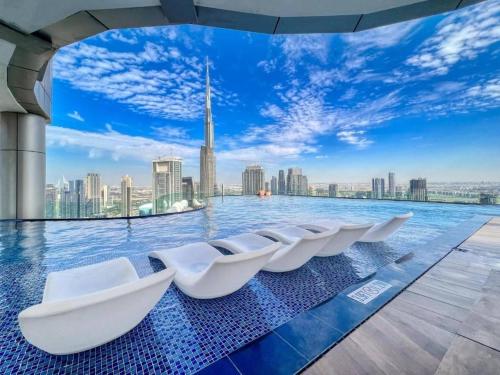 Famous Sky Pool w Early Check In & Late Check Out Facility w Burj Views Balcony Mini Golf Facing