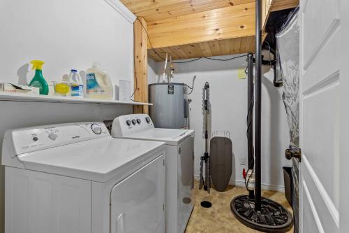 Φωτογραφία από το άλμπουμ του Spacious 4-Bedroom Oceanfront Home σε Dildo