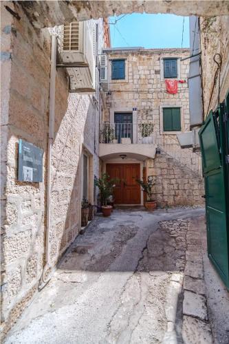 Apartments by the sea Supetar, Brac - 23792