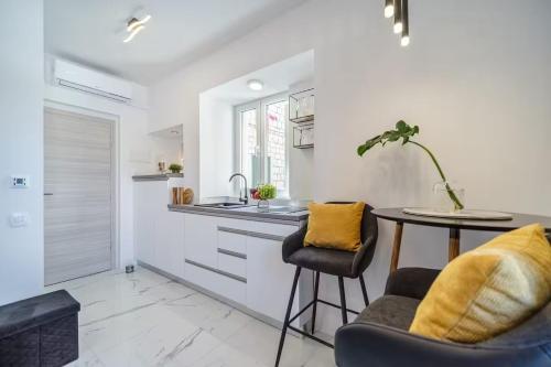 Apartments by the sea Supetar, Brac - 23792