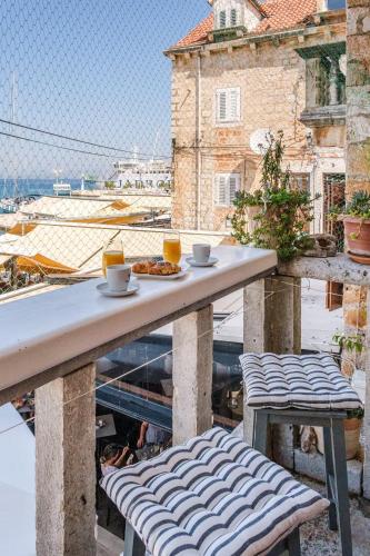 Apartments by the sea Supetar, Brac - 23792