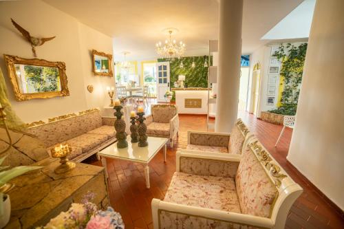 a living room with couches and a table at Posada del Angel in Salento