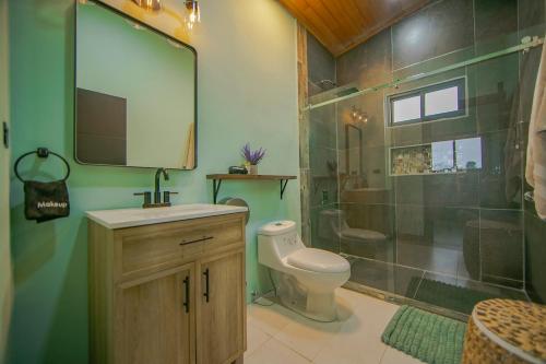 Et badeværelse på Paraiso Lima -King bed and balcony with jacuzzi, fast Wifi, EV powering included! Only 5 minutes to La Fortuna