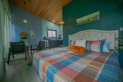 En eller flere senge i et værelse på Paraiso Lima -King bed and balcony with jacuzzi, fast Wifi, EV powering included! Only 5 minutes to La Fortuna