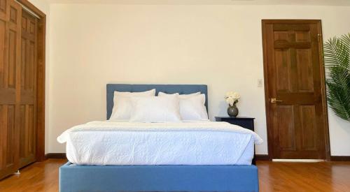 Ένα ή περισσότερα κρεβάτια σε δωμάτιο στο Lakeside Home