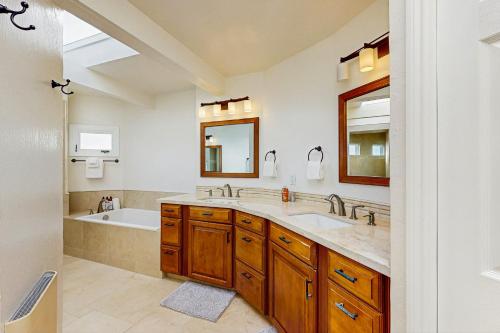 a bathroom with two sinks and a bath tub and a tubermott at South Harbor Serenity in Bodega Bay