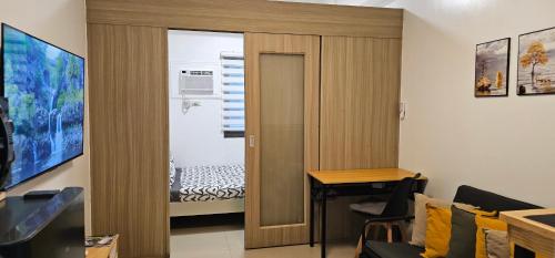 マニラにあるQ Workcation WFH Staycationのベッドルームにつながるドア付きの部屋