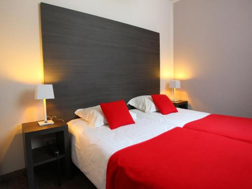 - une chambre avec 2 lits et des oreillers rouges dans l'établissement Apartment in France with Stunning Polder Views, à Roz-sur-Couesnon