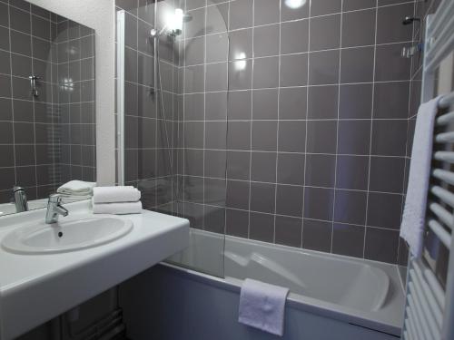 une salle de bain avec un lavabo et une baignoire dans l'établissement Apartment in France with Stunning Polder Views, à Roz-sur-Couesnon