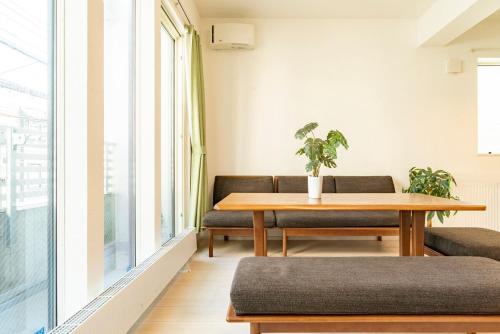 WadaにあるELM Villa 札幌中心部 観光に最適 一軒家 駐車場完備のテーブルとソファのあるリビングルーム