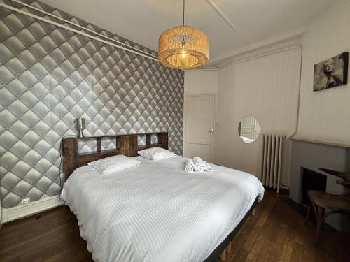 une chambre avec un grand lit blanc dans une pièce dans l'établissement Résidence Jacques Coeur, à Bourges