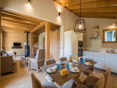 une salle à manger et une cuisine avec une table et des chaises dans l'établissement Chalet in Megève with Mont-Blanc Views, à Praz-sur-Arly
