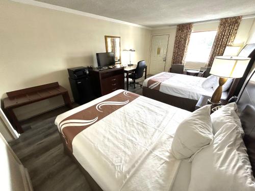 Katil atau katil-katil dalam bilik di Relax Inn Perry National Fairgrounds Area I-75