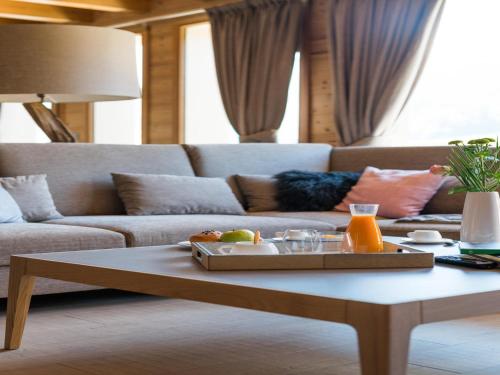 un salon avec un canapé et une table basse dans l'établissement Chalet in Megève with Mont-Blanc Views, à Praz-sur-Arly