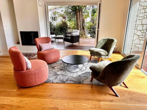 Renovated villa with terrace, 750m to beach