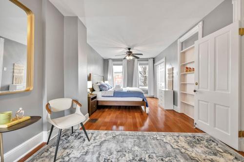 une chambre avec un lit, une table et une chaise dans l'établissement Downtown Lancaster Retreat - Amish County, à Lancaster