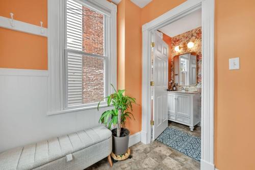 un couloir avec une fenêtre, un banc et un miroir dans l'établissement Downtown Lancaster Retreat - Amish County, à Lancaster