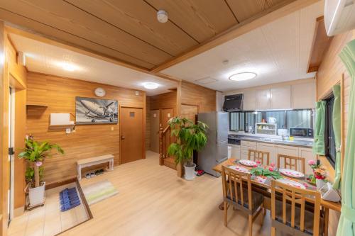 SUNSETCHURAー海が見える宿ーA relaxing momentにあるキッチンまたは簡易キッチン