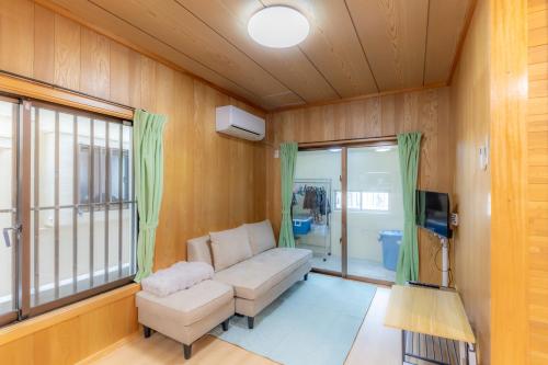 SUNSETCHURAー海が見える宿ーA relaxing momentにあるテレビまたはエンターテインメントセンター