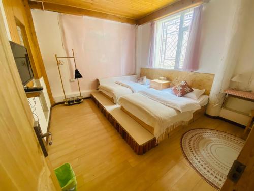 Katil atau katil-katil dalam bilik di Shangri-La Chudengshuo Homestay楚登硕民宿