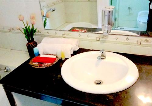 Φωτογραφία από το άλμπουμ του Grand Royal Makati Hotel σε Taliwang